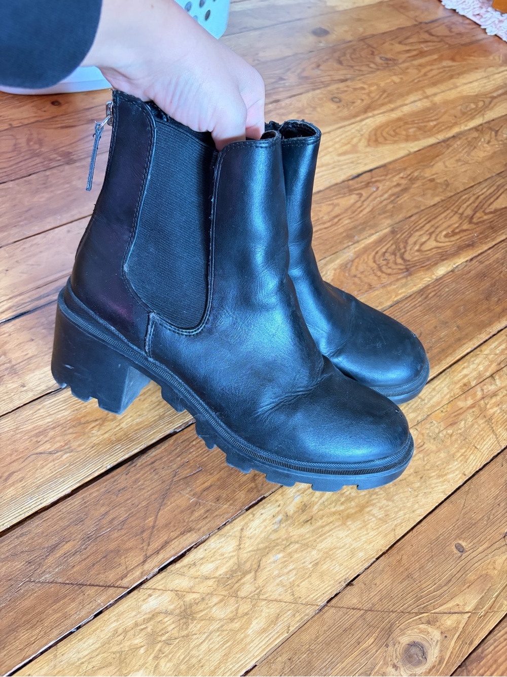 Source Unknown Black Leather Lug Sole Chelsea Booties